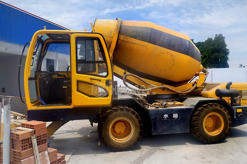 The side view of the 4m<sup>3</sup> self-loading mobile concrete mixer