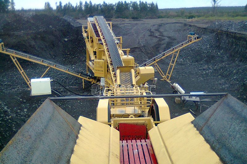 Side view of a mobile crushing plant