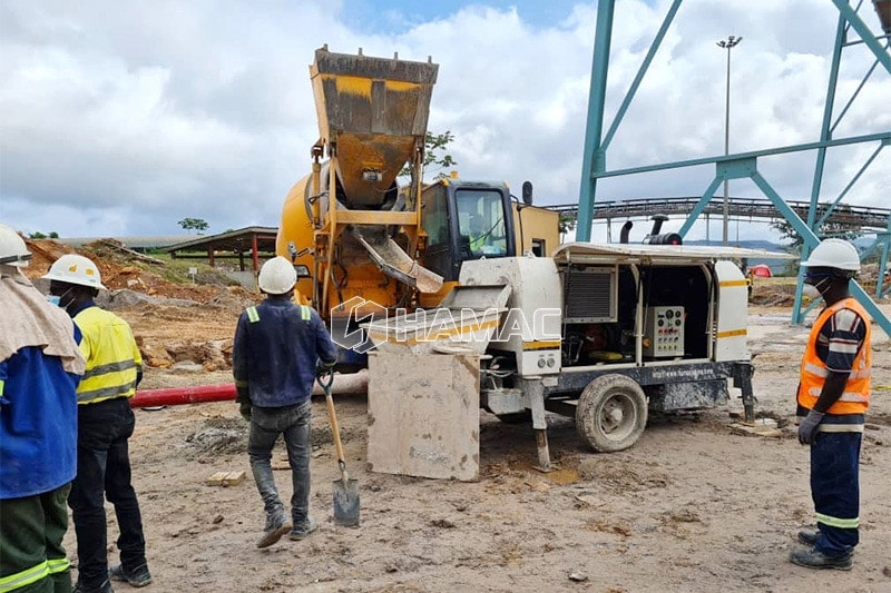 HBT60 Electricity concrete pump pipes are conneccted by clamps.